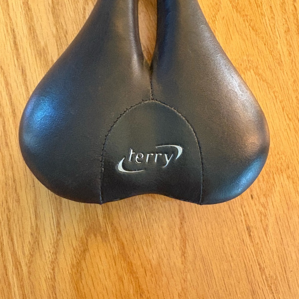 Terry Zero X bike seat with black on black dot design, vanox rails, 232 g - Picture 4 of 5